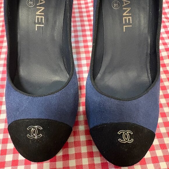 Chanel Navy Blue & Black Suede Logo Cap Toe Pump Heels Size 38 - Picture 7 of 10